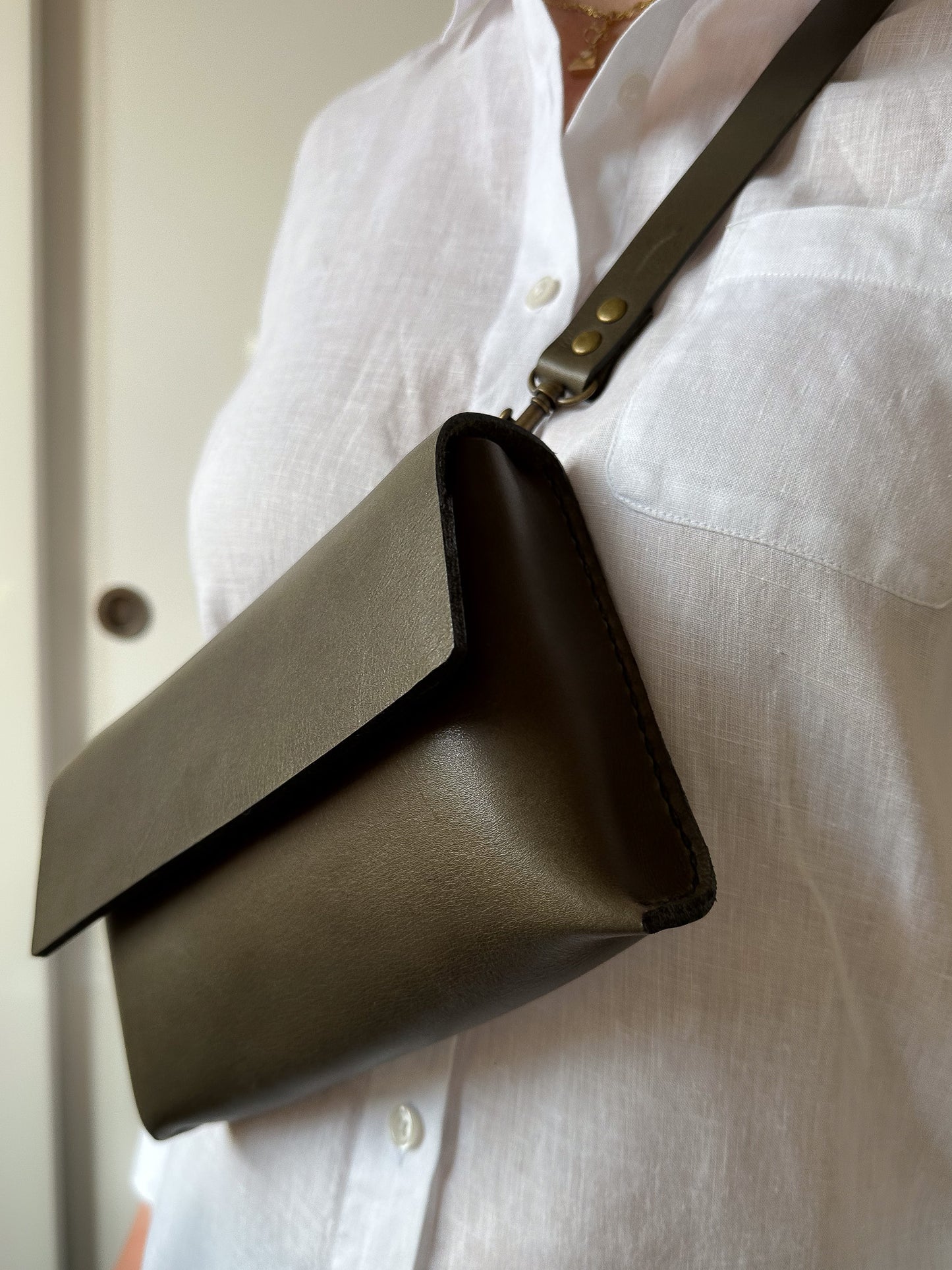 Sanna Leather Lantau Midi unisex handbag