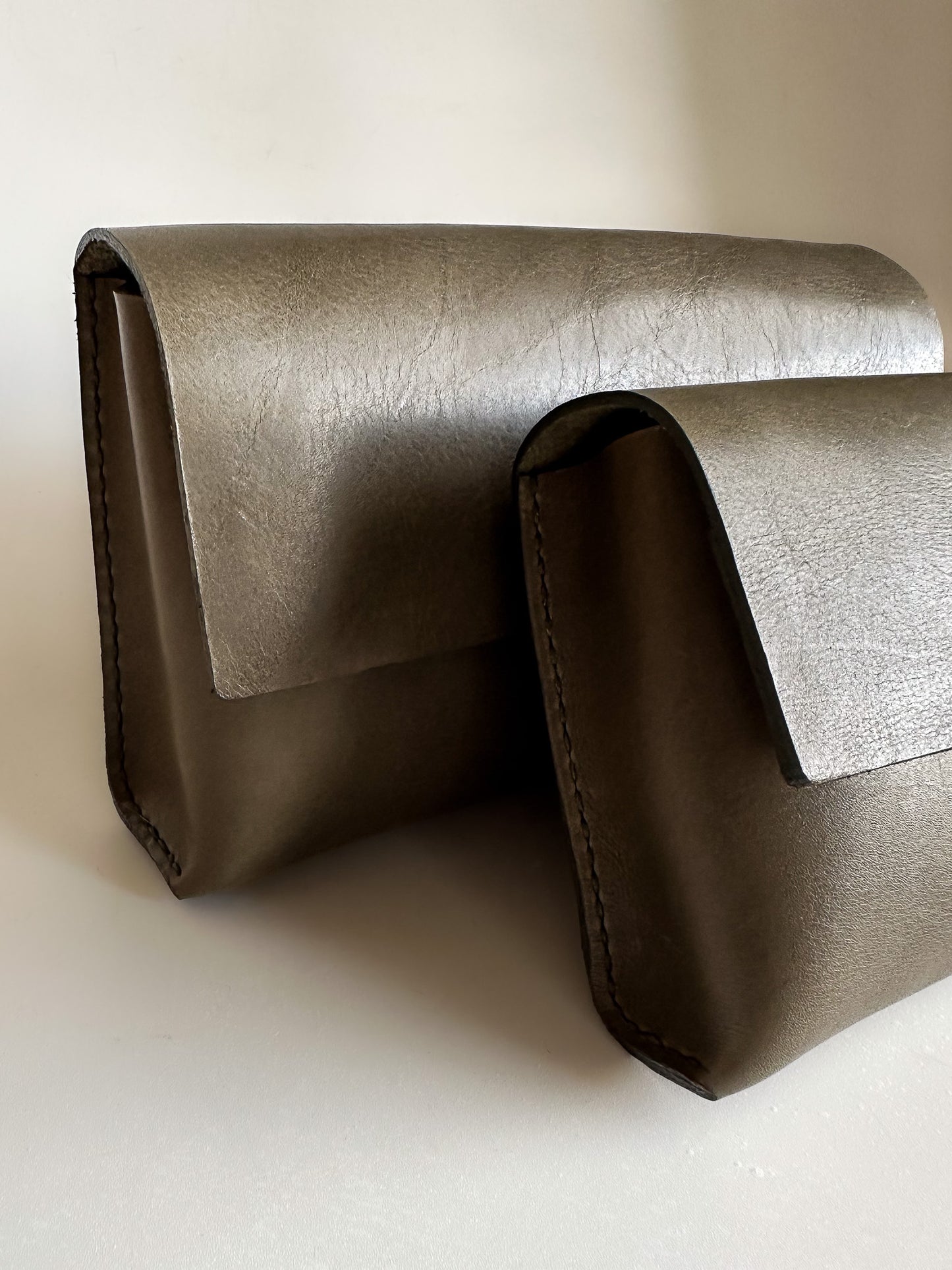 Sanna Leather Lantau Midi unisex handbag