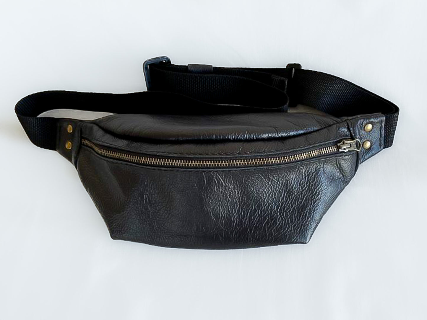 Sanna Leather George soft moonbag