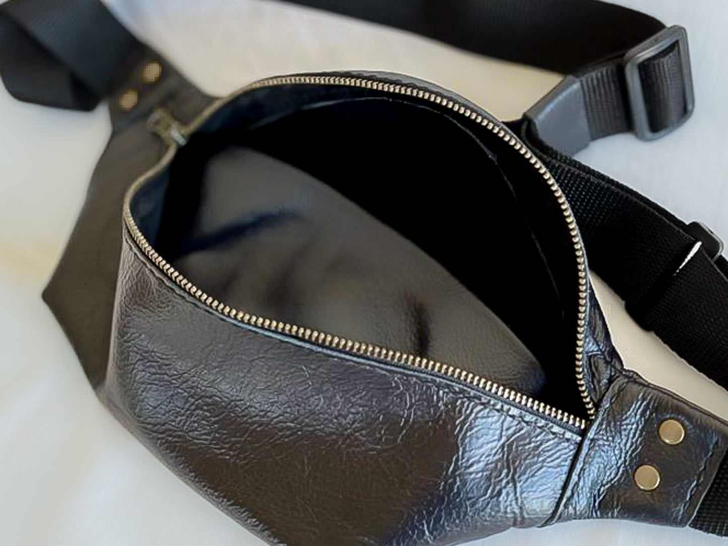 Sanna Leather George soft moonbag
