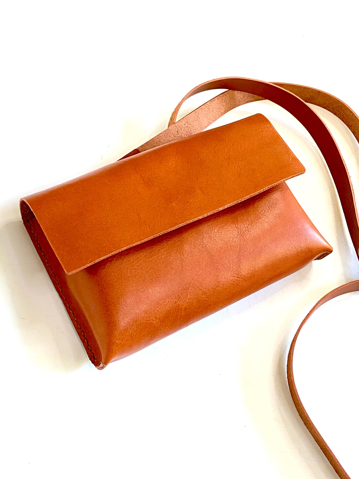 Sanna Leather Lantau Midi unisex handbag