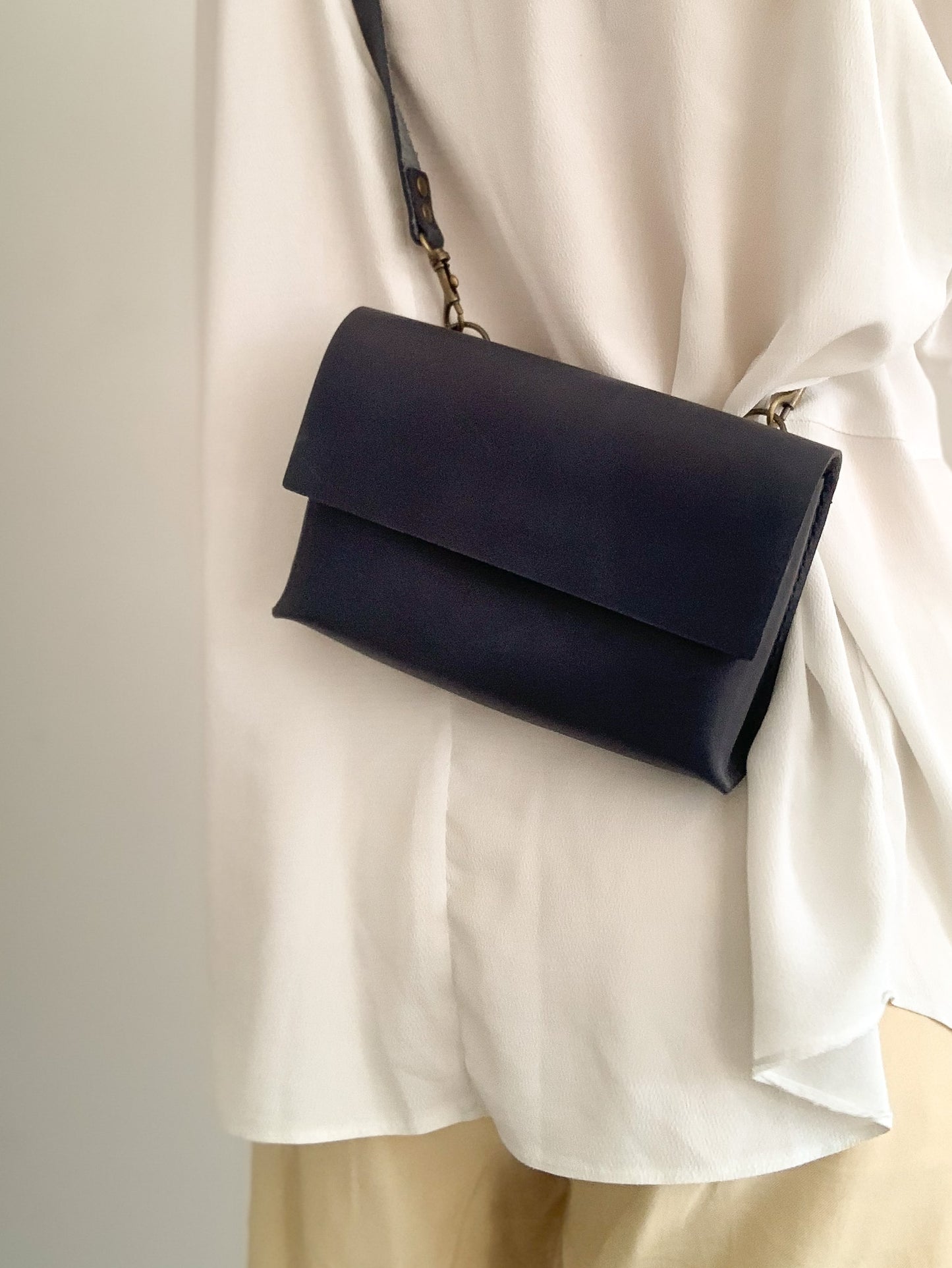 Sanna Leather Lantau unisex handbag