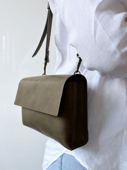 Sanna Leather Lantau Midi unisex handbag